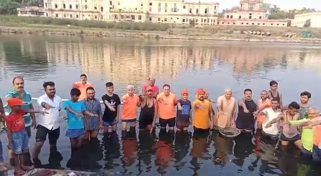 एक कदम: स्वच्छ पर्यावरण आंदोलन सेना ने गोमती नदी की तलहटी में की 2 घण्टे तक लगातार सफाई