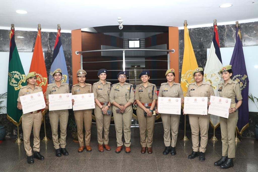 लखनऊ में महिला बीट/महिला हेल्पडेस्क के अभियान में उत्कृष्ट  कार्य करने हेतु महिला आरक्षी प्राची द्विवेदी, सविता उपाध्याय, एवं पुष्पा सागर को उत्तर प्रदेश के पुलिस महानिदेशक विजय कुमार द्वारा सम्मानित किया गया।