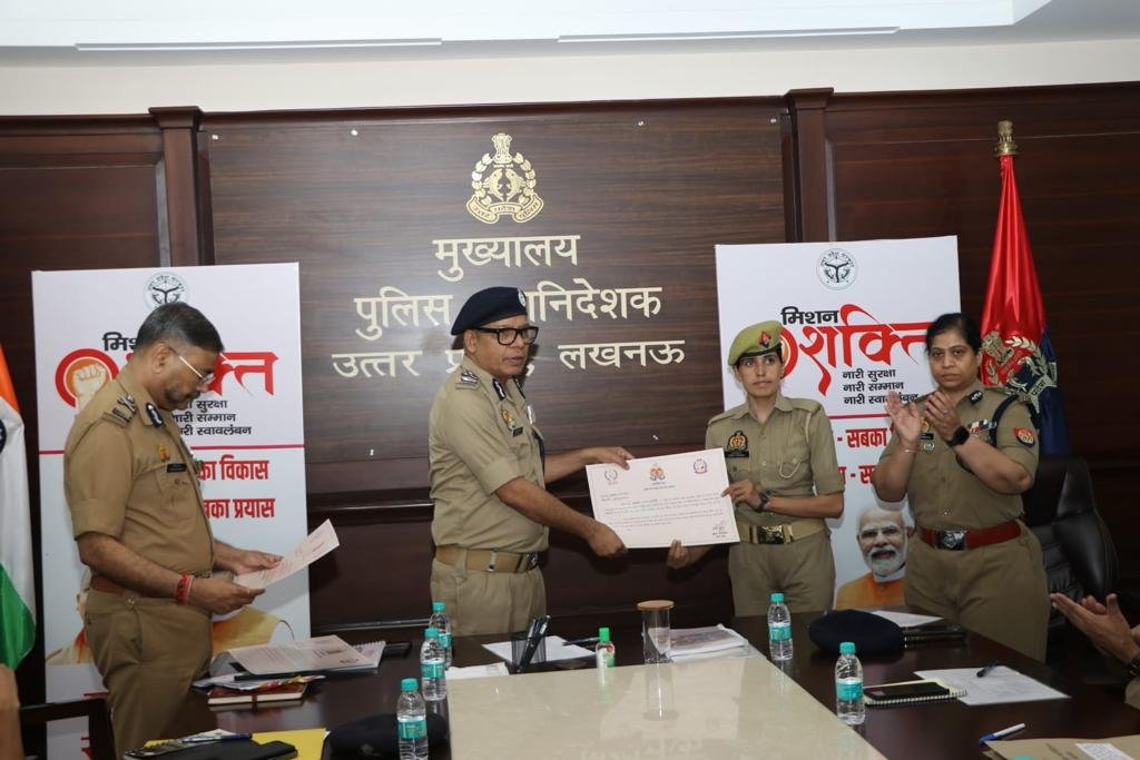 लखनऊ में महिला बीट/महिला हेल्पडेस्क के अभियान में उत्कृष्ट  कार्य करने हेतु महिला आरक्षी प्राची द्विवेदी, सविता उपाध्याय, एवं पुष्पा सागर को उत्तर प्रदेश के पुलिस महानिदेशक विजय कुमार द्वारा सम्मानित किया गया।