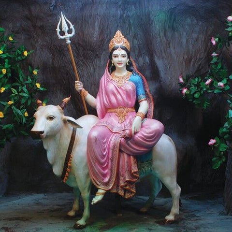 नवरात्रि का प्रथम दिन : जाने कैसे माता शैलपुत्री का स्वरूप