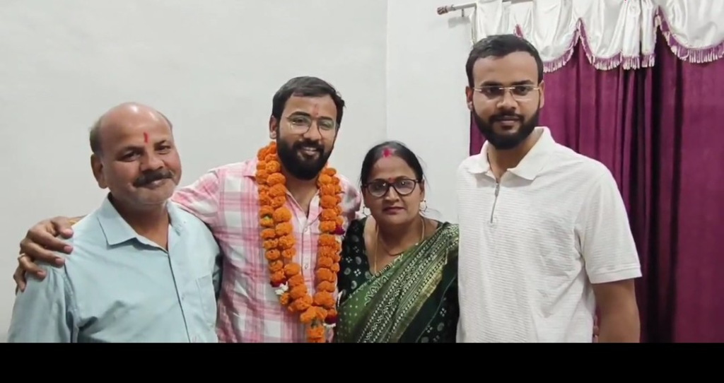 पिताजी थे किसान,बेटा बना GST ऑफिसर.. कड़ी मेहनत से मिली सफलता